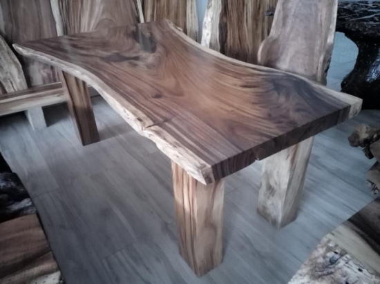 Jídelní stůl s epoxidovou pryskyřicíJídelní stůl ze dřeva Acacia